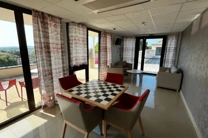 Un coin salon avec table de jeux
